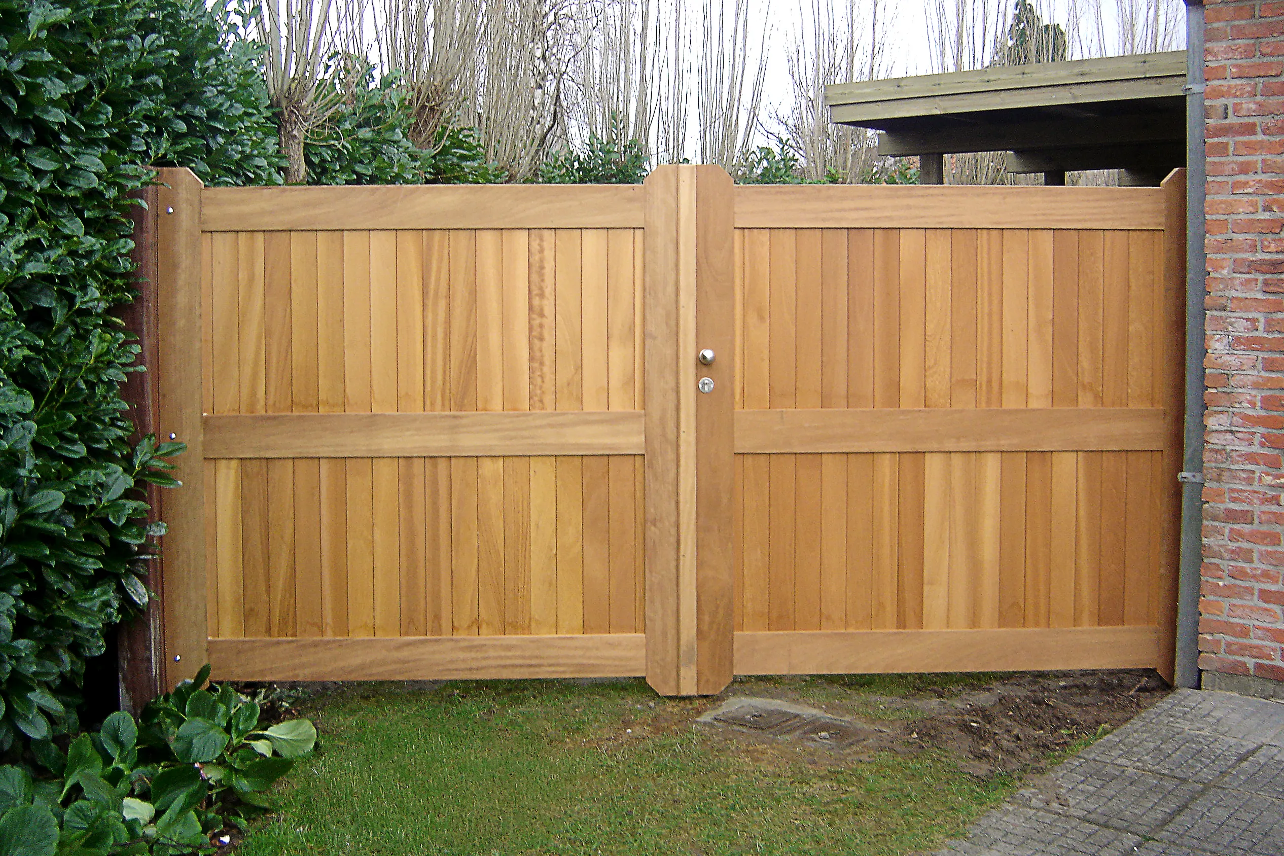 Parkeerpoort voor de tuin van exotisch iroko-hout